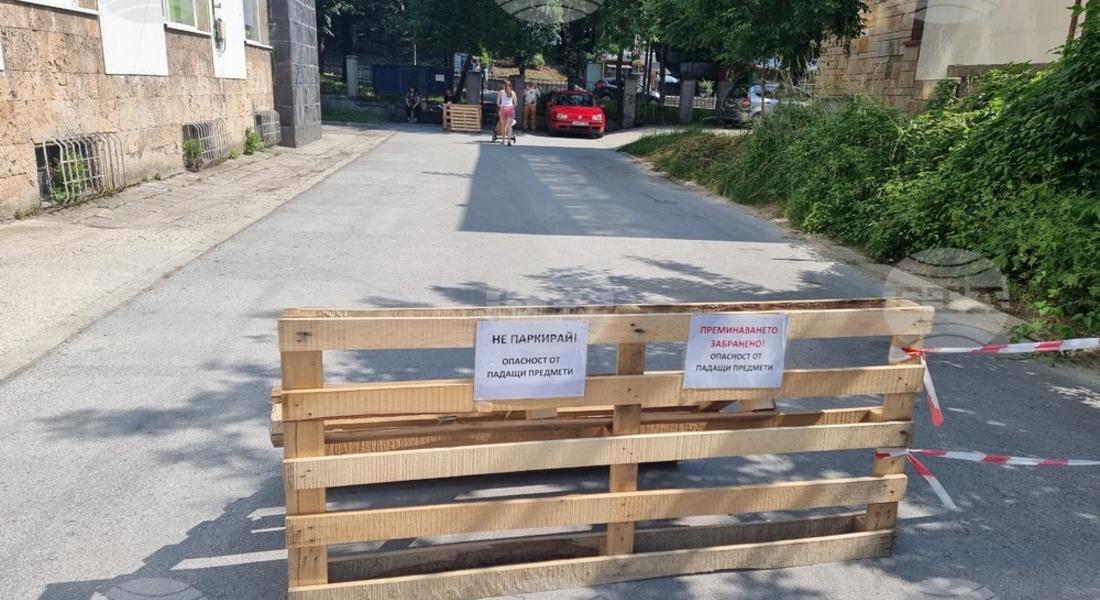 Табели предупреждават за опасност от падащи предмети край седеметажна сграда в Смолян