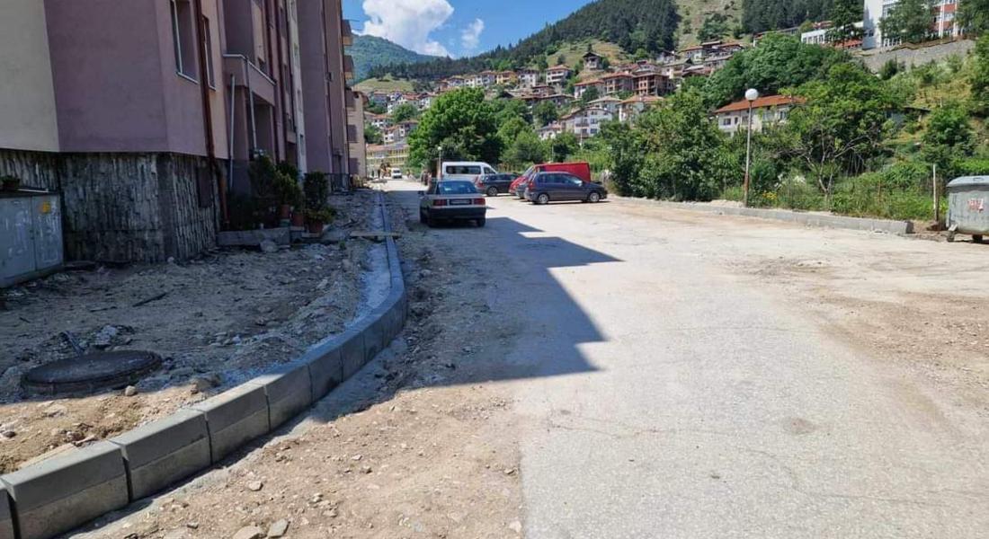 Стартираха ремонтни дейности по две улици в кв. "Въртлек" в Девин 
