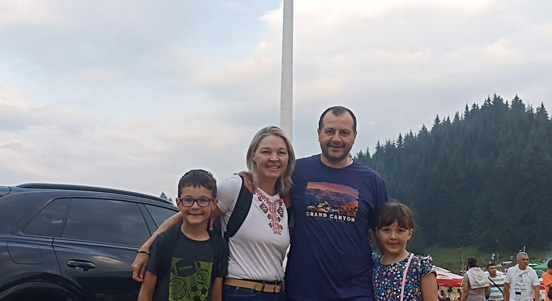   C мнoгo нacтpoeниe и пoлoжитeлни eмoции ce зapeдиxa cъбpaлитe ce нa "Звезден Рожен" от цялaтa cтpaнa и cпeциaлнo дoшлитe бългapи oт чyжбинa