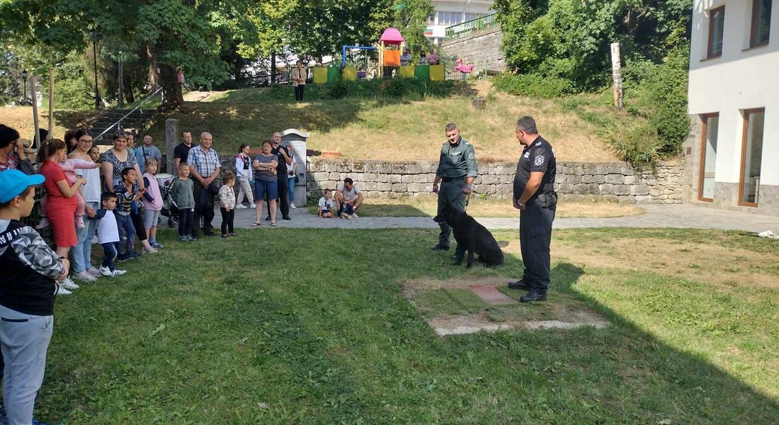 Децата в Момчиловци се запознаха с кучето Лари, залавяло групи бежанци