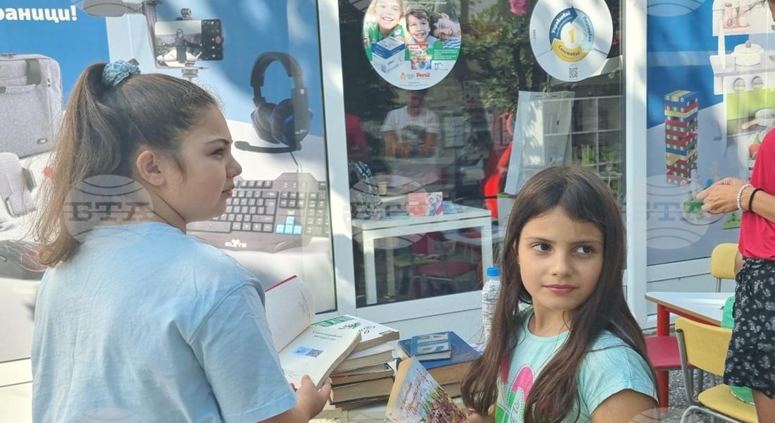  Смолянчани се включиха в инициативата „Дари словото с дом“