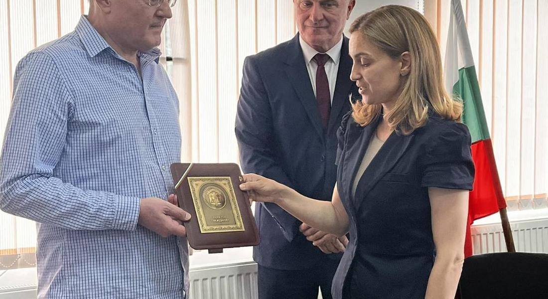 Званието ,,Почетен гражданин на Община Чепеларе’’ на ПРОТОЙЕРЕЙ ЕВСТАТИ ЯНКОВ ЕВСТАТИЕВ бе връчено посмъртно днес на неговия правнук професор Симеон Евстатиев 