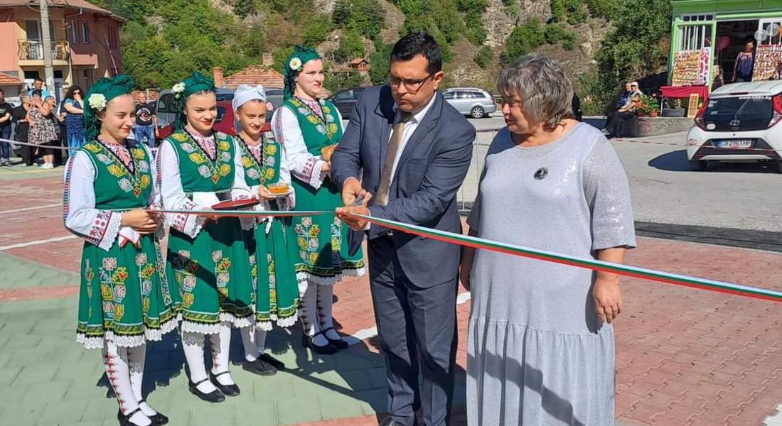 Откриха с пита и мед площад в Настан 