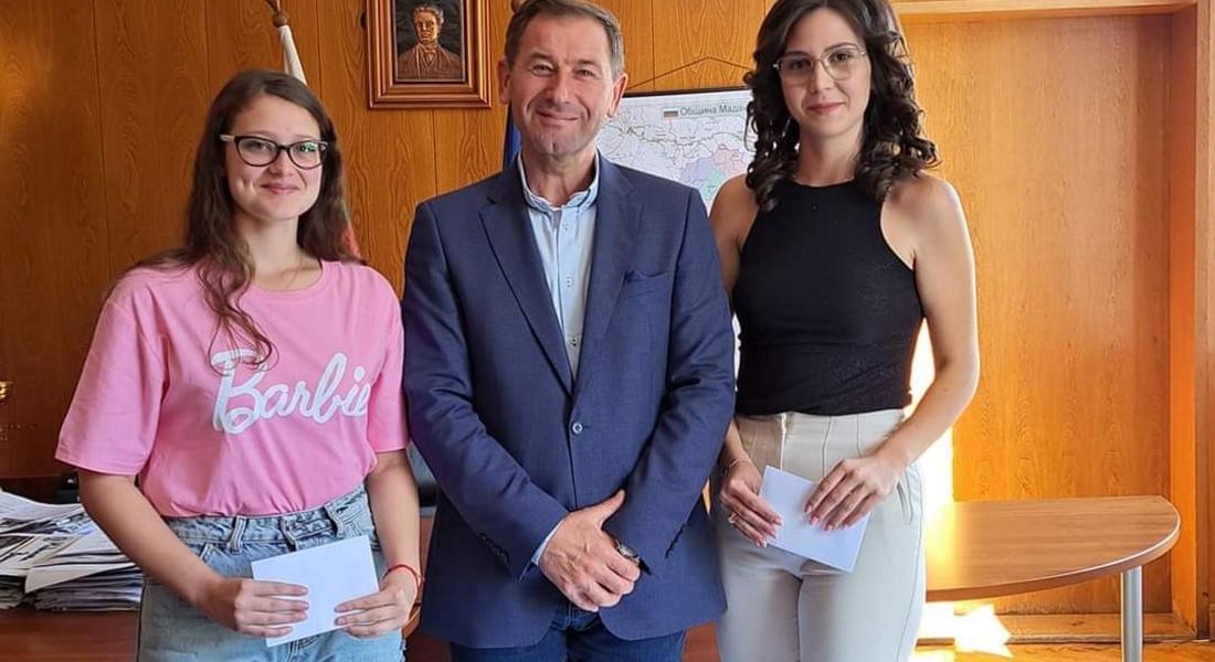 ЗА ЕДИНАДЕСЕТА ПОРЕДНА ГОДИНА КМЕТЪТ НА МАДАН ПЛАТИ ПЪРВИТЕ СЕМЕСТРИАЛНИ ТАКСИ НА ПЪРВЕНЦИТЕ НА ВИПУСКА
