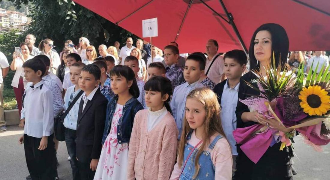 НОВАТА УЧЕБНА ГОДИНА БЕШЕ ОТКРИТА ОФИЦИАЛНО В  УЧИЛИЩАТА  НА ОБЩИНА СМОЛЯН