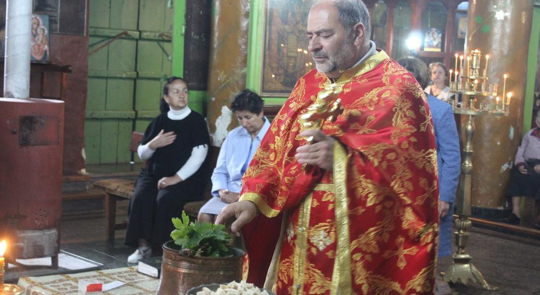 „Канадецът” от кв.Долно Райково Петър Диев и семейството му дариха курбан в храм „Св. Теодор Стратилат”