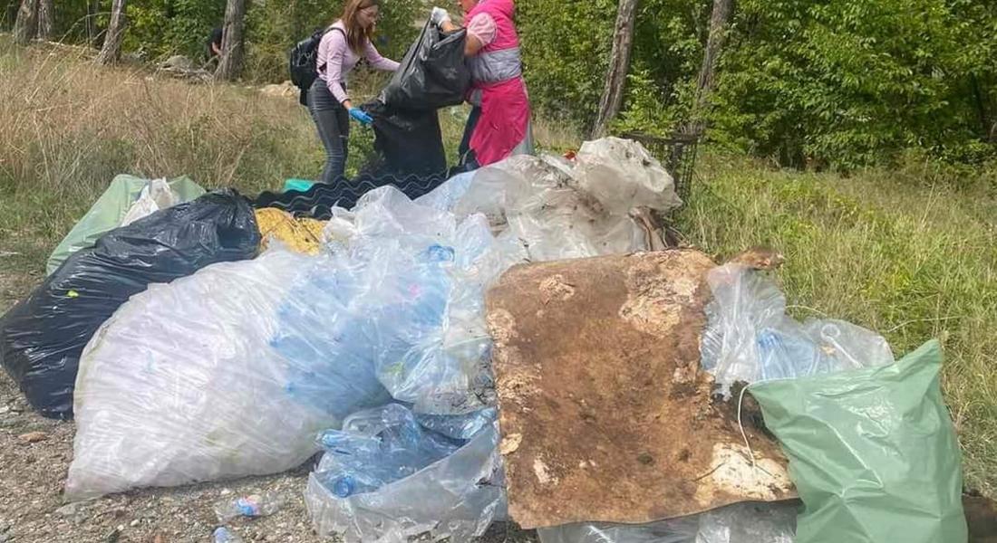 Служители на Община Девин с поредната акция по почистване 
