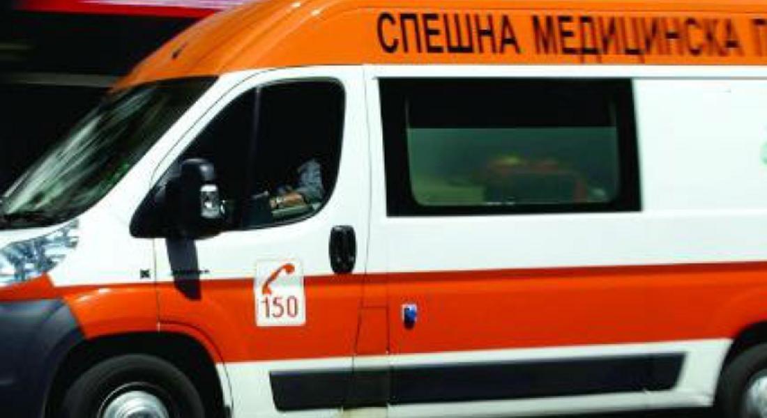 Земна маса затрупа 44-годишен работник, получил е наранявания по главата 