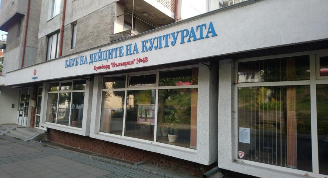 ИЗЛОЖБА НА ПЕТИМА ХУДОЖНИЦИ  ПРЕДСТАВЯТ В КДК