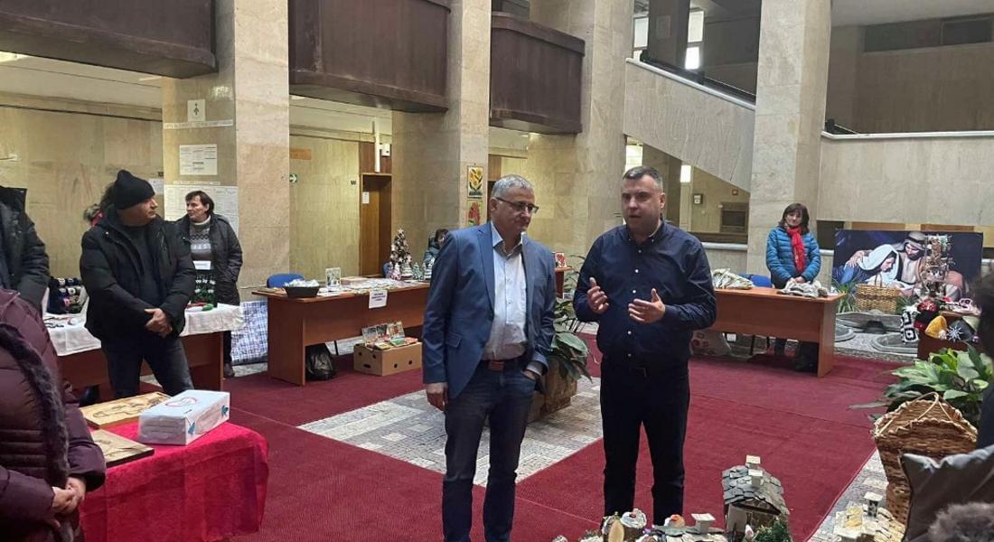 Областният управител Захари Сираков откри Коледния базар в атриума на администрацията в Смолян