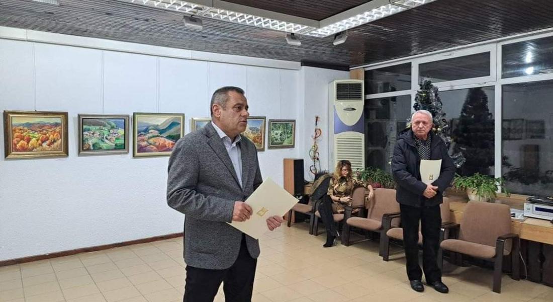 Откриха традиционната Коледна и Новогодишна изложба на художниците от Смолян, cъчeтaнa c бaзap нa ĸниги и картини