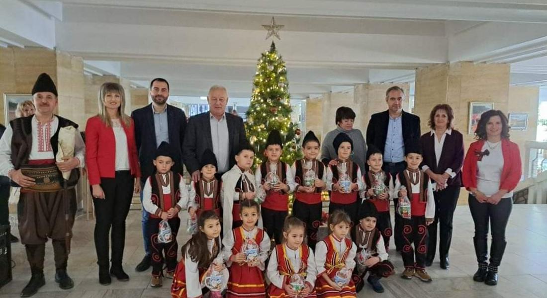 ТАЛАНТЛИВИТЕ ДЕЦА ОТ „СЛАВЕЙЧЕ“ ВНЕСОХА КОЛЕДНО НАСТРОЕНИЕ В ОБЩИНА СМОЛЯН НА ИГНАЖДЕН