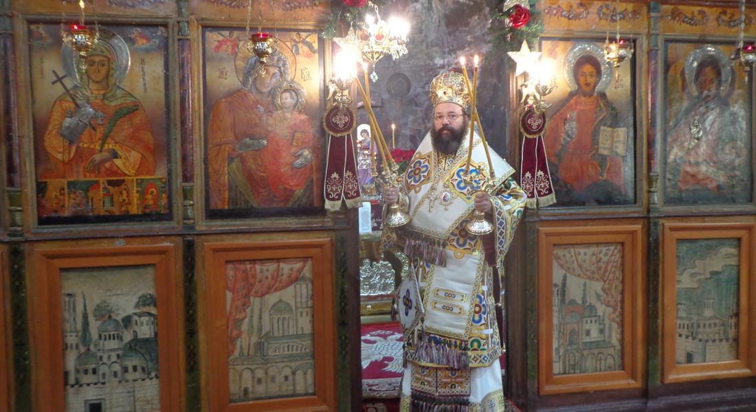 Архиерейска св. Литургия за Бъдни вечер в храм „Св. вмчца Неделя”- кв. Райково