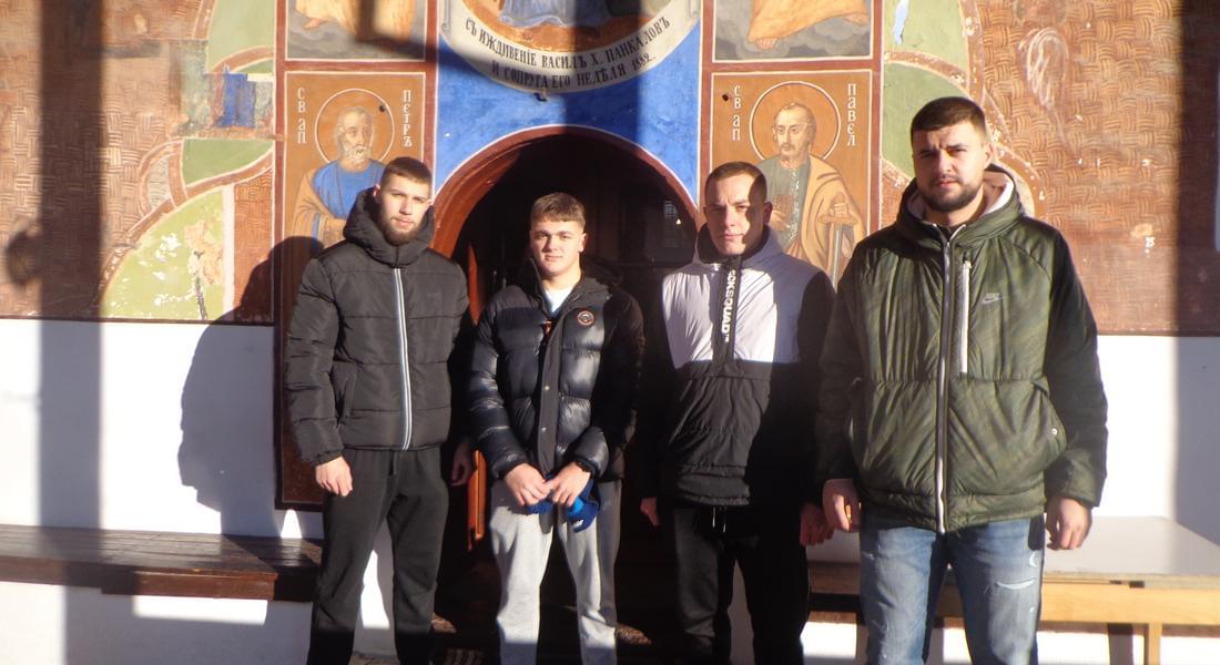 Младежи  дариха курбан за здраве в храм „Св. вмчца Неделя”- кв. Райково