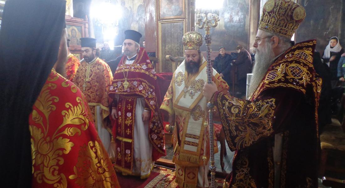Митрополит Николай възглави архиерейска св. Литургия в храм „Св. вмчкТеодор Стратилат”- кв. Долно Райково