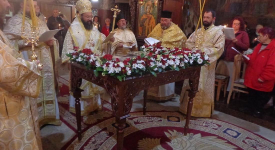 На Велики петък беше отслужено траурното последование Опело Христово в храм „Св.вмчца Неделя”- кв. Райково