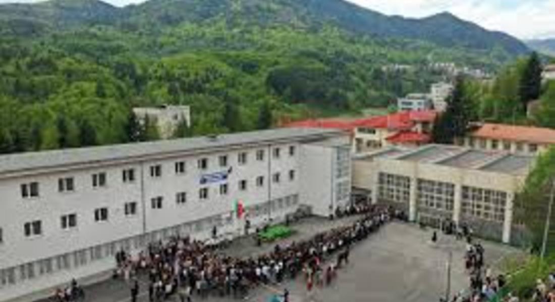 Първото и единствено езиково училище в област Смолян празнува своята 40-годишнина