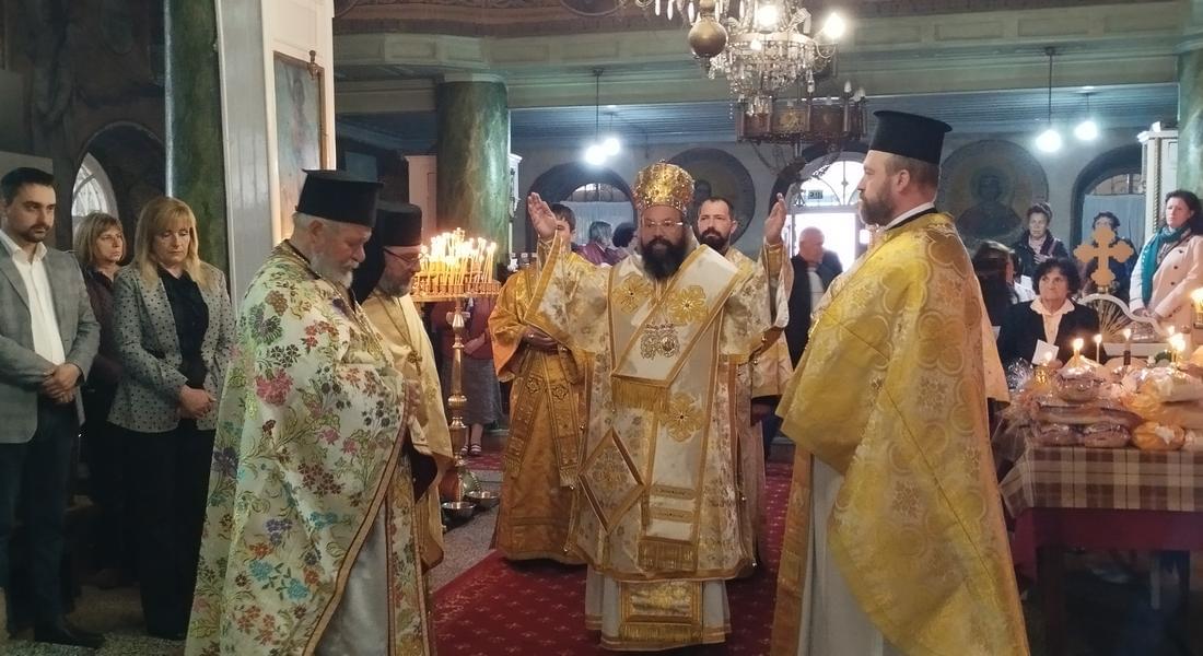 Епископ Висарион възглави архиерейска св. Литургия в  храм „Св св. Константин и Елена”- с. Момчиловци 