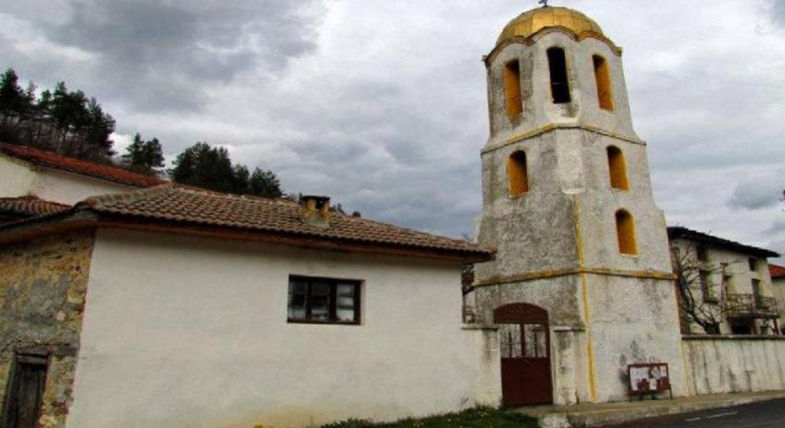 Поставиха новия купол на камбанарията на вековната църква „Свети Николай“ в село Арда