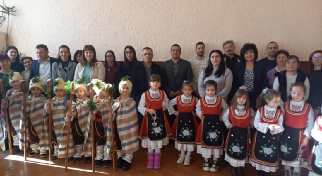 Малки коледари донесоха благословия и усмивки в Община Девин