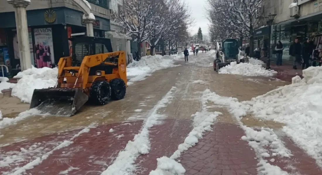 Почистват пешеходната зона на Смолян от сняг
