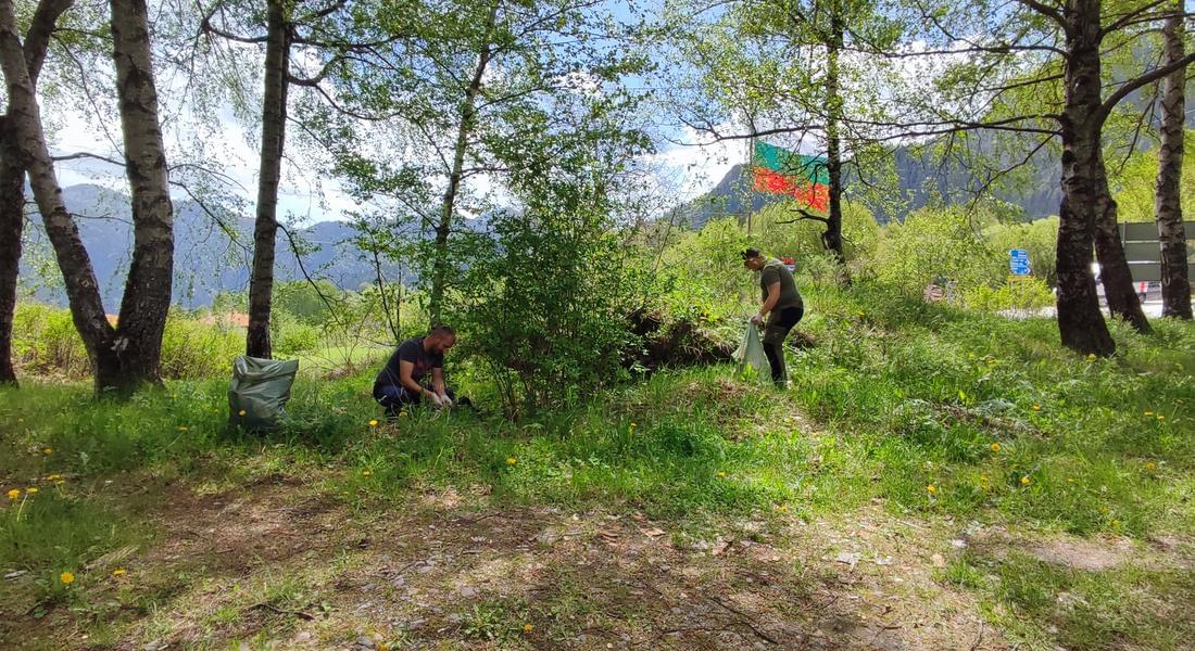 Еколози почистиха от отпадъци място за отдих на разклона за Пампорово