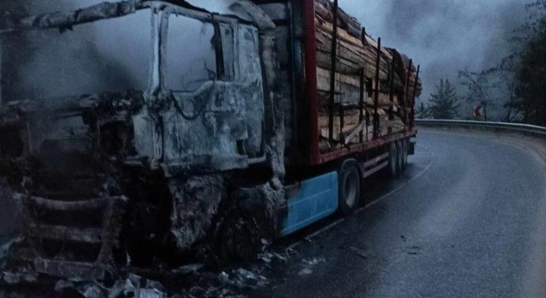 Затворен е пътят Смолян - Пловдив през Рожен заради изгорял тир, майски сняг падна в Родопите