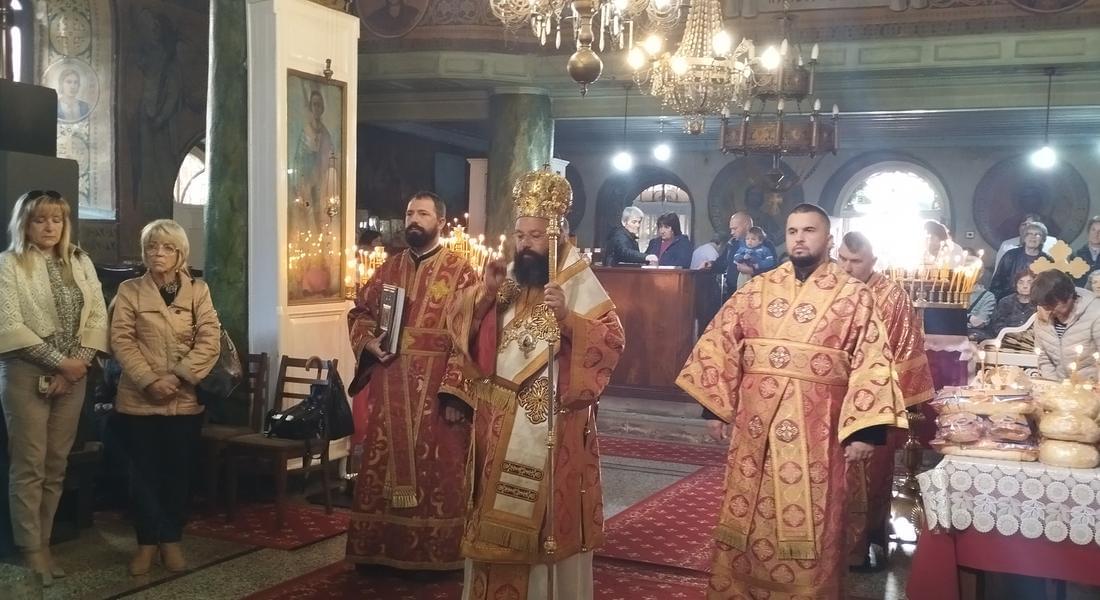 Епископ Висарион възглави архиерейска св. Литургия в  храм „Св св. Константин и Елена” в Момчиловци 