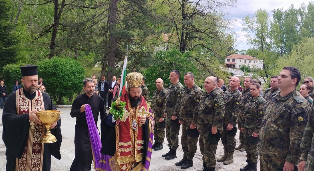 Празничен водосвет бе отслужен пред параклиса „Св.св. Константин и Елена”в двора на 101-ви алпийски полк - Смолян
