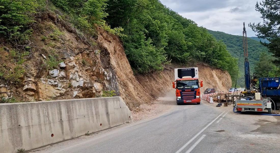 Тази нощ се възстановява движението за леки автомобили на пътя Михалково - Кричим