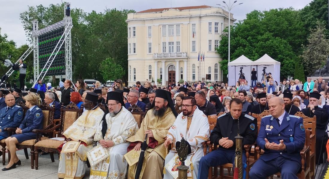 Миряни и свещеници от Смолянска духовна околия съучастваха в Съборната архиерейска Литургия на пл.” Централен” в Пловдив