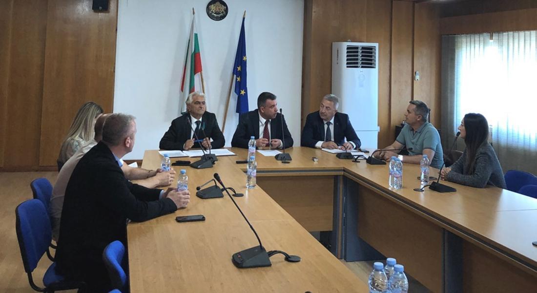 Областният управител Захари Сираков проведе работна среща относно подобряване на социално-икономическите условия и пътната мрежа