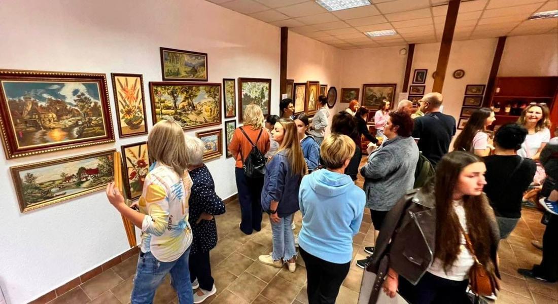 Благотворителна изложба на гоблени откриха в село Момчиловци