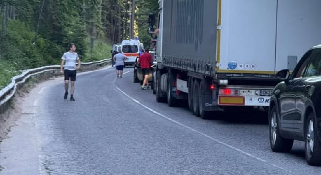 Двама пострадаха при катастрофа край Пампорово, пътят временно бе затворен