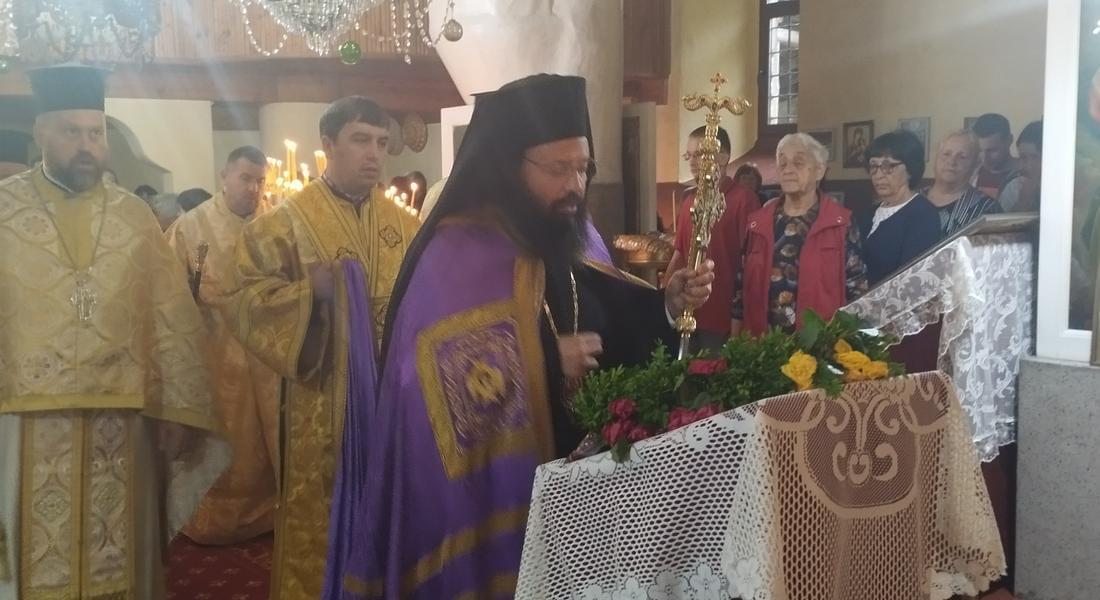 Смолянският епископ Висарион възглави архиерейска св. Литургия в храм „Св.св. апли Петър и Павел” –село Соколовци