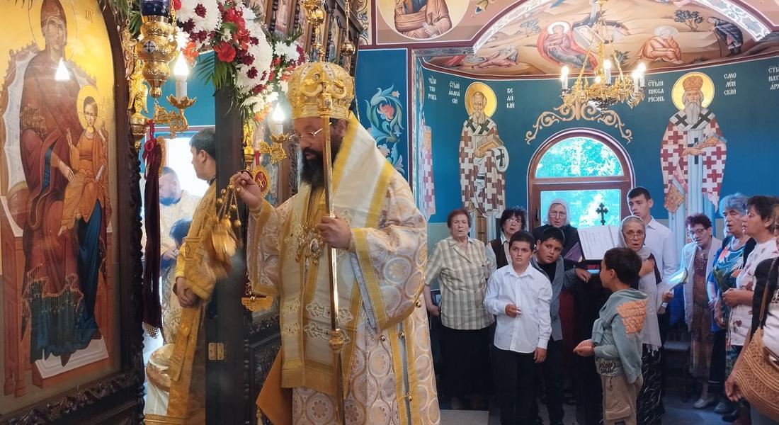 Епископ Висарион възглави архиерейска св. Литургия в храм „Св.св. Козма и Дамян”при манастира „Св. вмчк Пантелеймон”край Смолян
