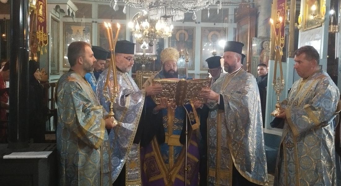 Вечерня с Молебен  канон на Пресвета Богородица бе отслужена в храм „Успение  Богородично” – кв. Устово