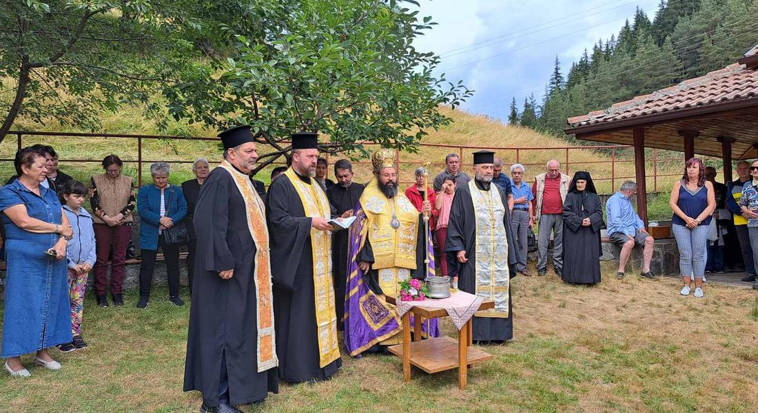 Празничен водосвет бе отслужен пред параклиса „Преображение Господне”-  в село Стойките