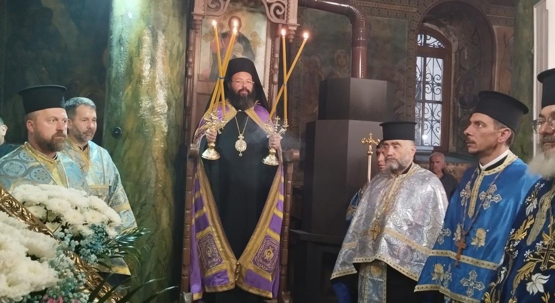 Вечерня с Молебен канон на Пресвета Богородица беше отслужена в храм „Св.св.Константин и Елена„ – с. Момчиловци