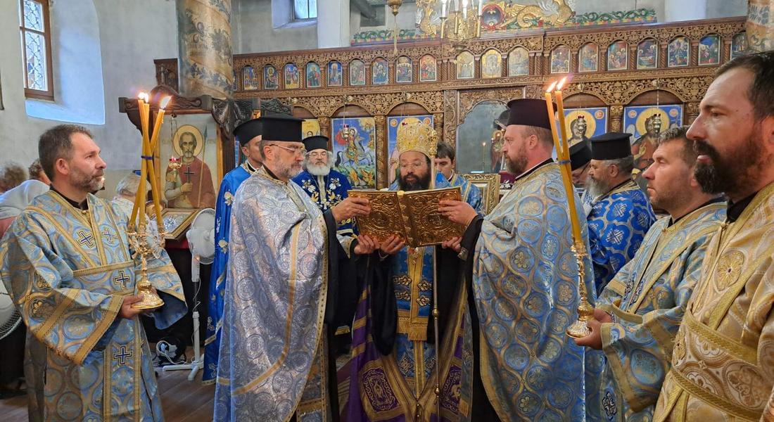 Вечерня с Молебен канон на Пресвета Богородица бе отслужена в храм „Св.вмчк Георги” – гр. Смолян