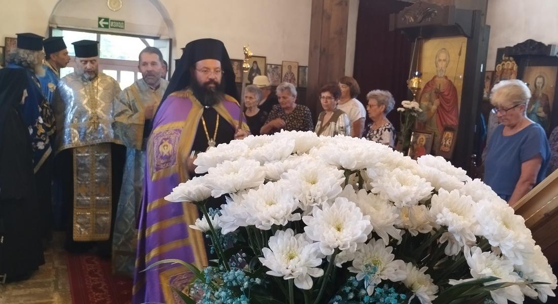 Вечерня с Молебен Канон на Пресвета Богородица беше отслужена в храм „Св. Дух „ – гр. Смолян