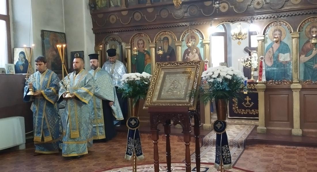 Вечерня с Молебен канон на Пресвета Богородица беше отслужена в храм „Св. Йоан Рилски” – Девин