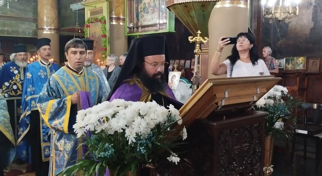 Вечерня с Молебен канон на Пресвета Богородица беше отслужена в храм „Св. Теодор Стратилат” – кв. Райково