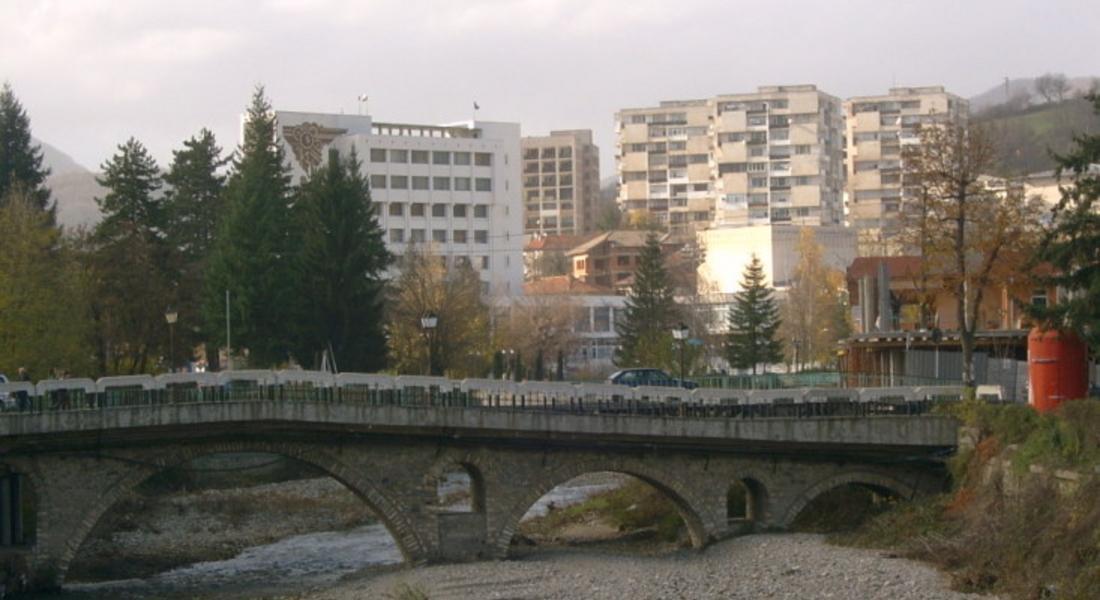 Възстановяват стари монументи в църковния двор на Златоград