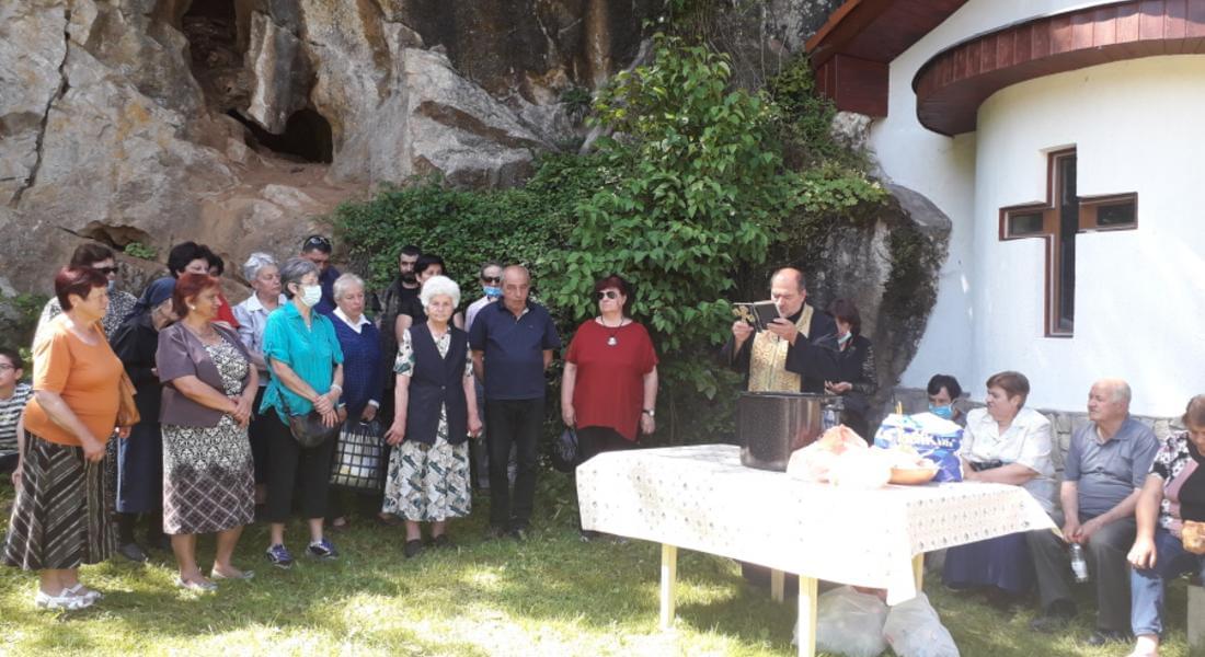 По традиция на параклиса „Св. Иван” в Долно Райково бе отслужва водосвет