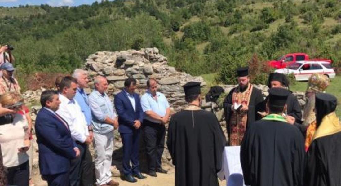 Митрополит Николай направи водосвет на разкрита от археолози средновековна църква