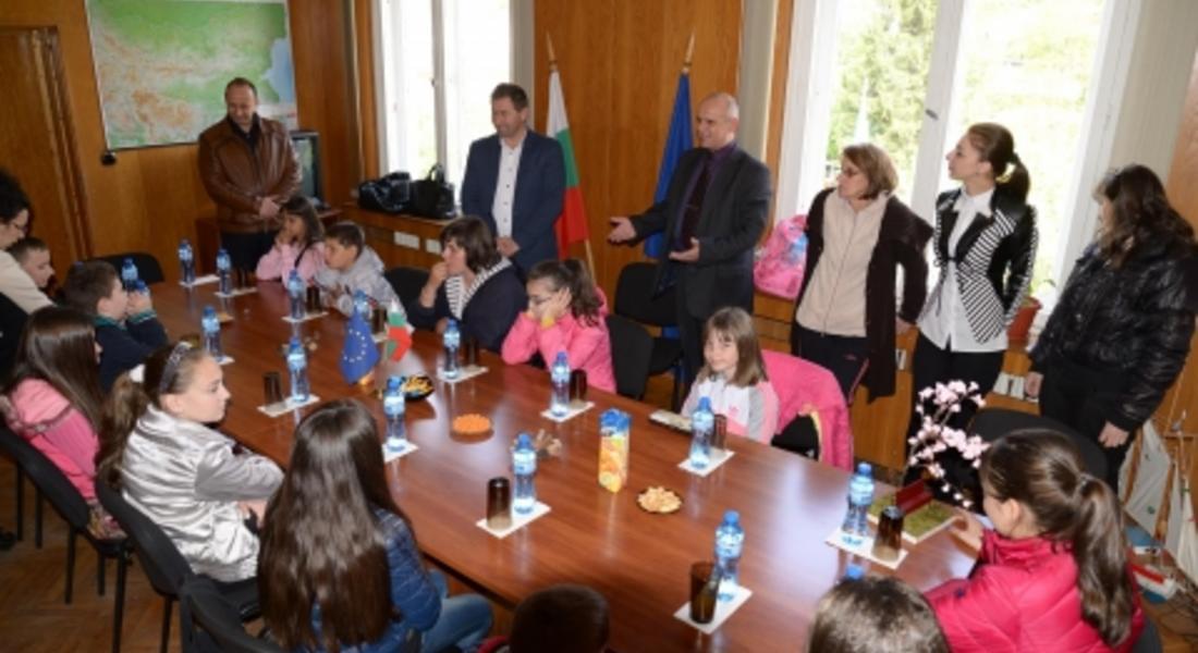 Малчугани гостуваха на кмета на община Мадан