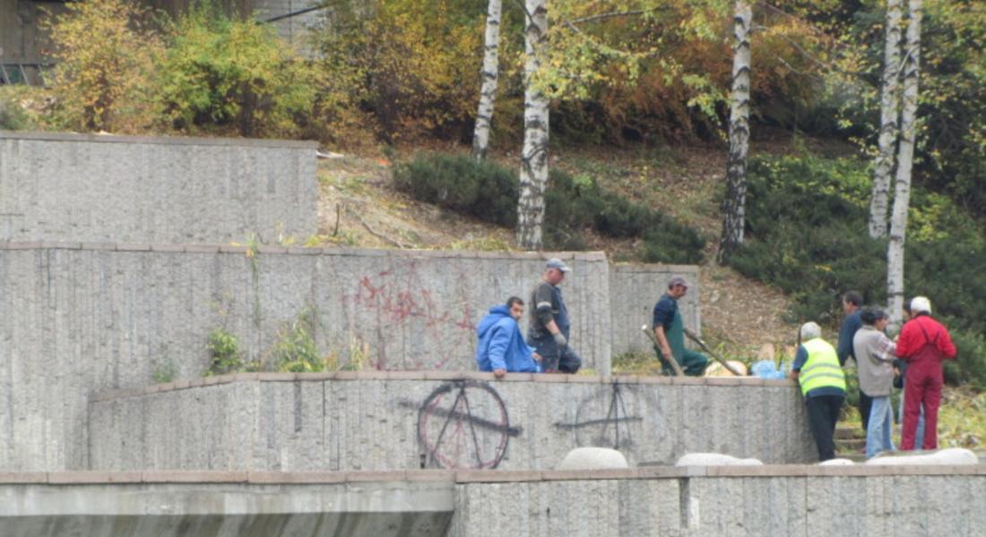 30 души, заети по ОП „Развитие на човешите ресурси”, извършват дейности  по почистването на Смолян
