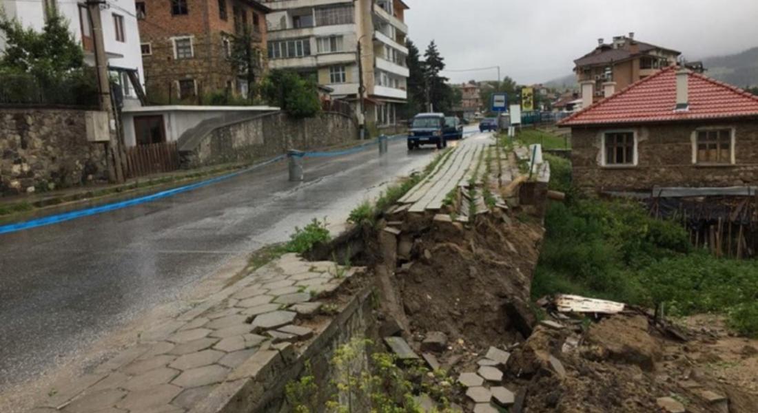  Заради пороите пропадна път в Борино 