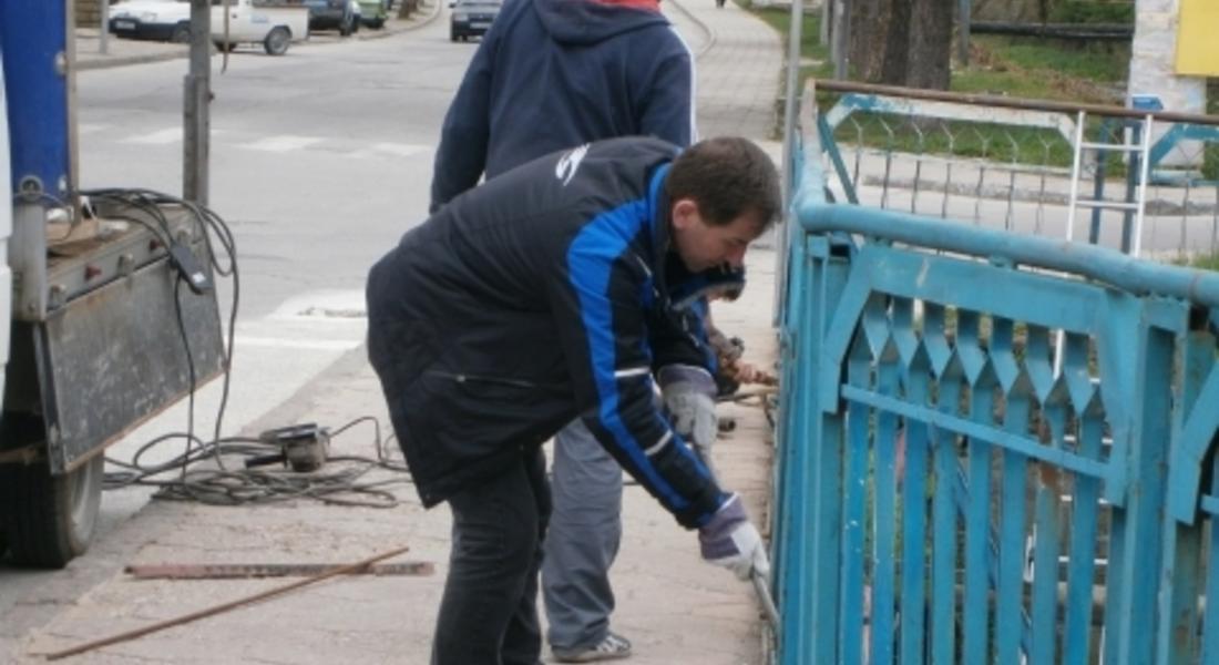 Близо 400 души се включиха в почистването в община Мадан